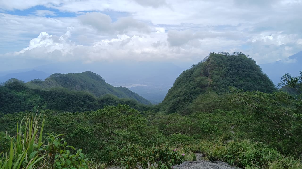 Bukit Cendono Dikenal Sebagai Spot Sunrise Baru di Pacet